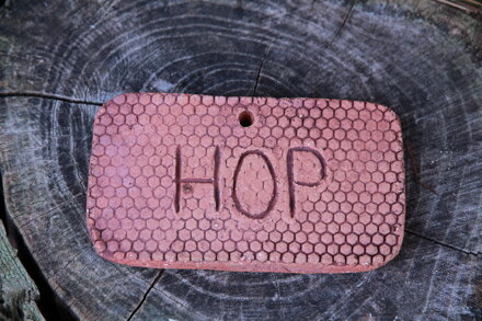 Cedulka na označení úlu s nápisem - Hop